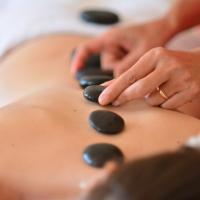 Massage aux pierres chaudes