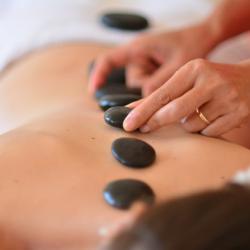 Massage aux pierres chaudes